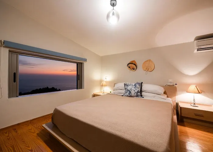 White Lefkada Willa *